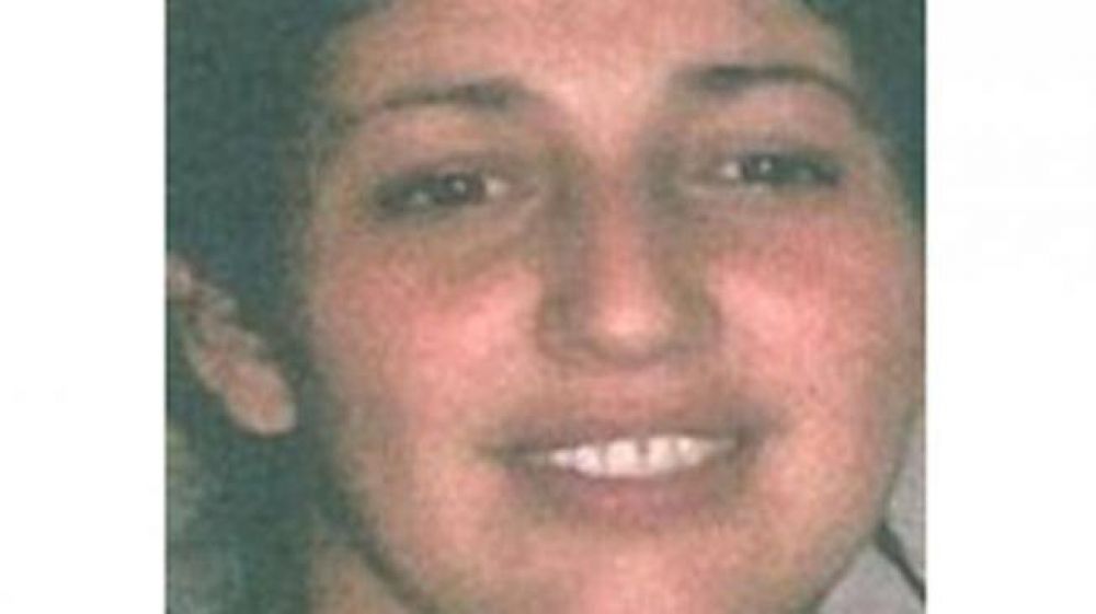 Matan a una joven y la tiran en un campo