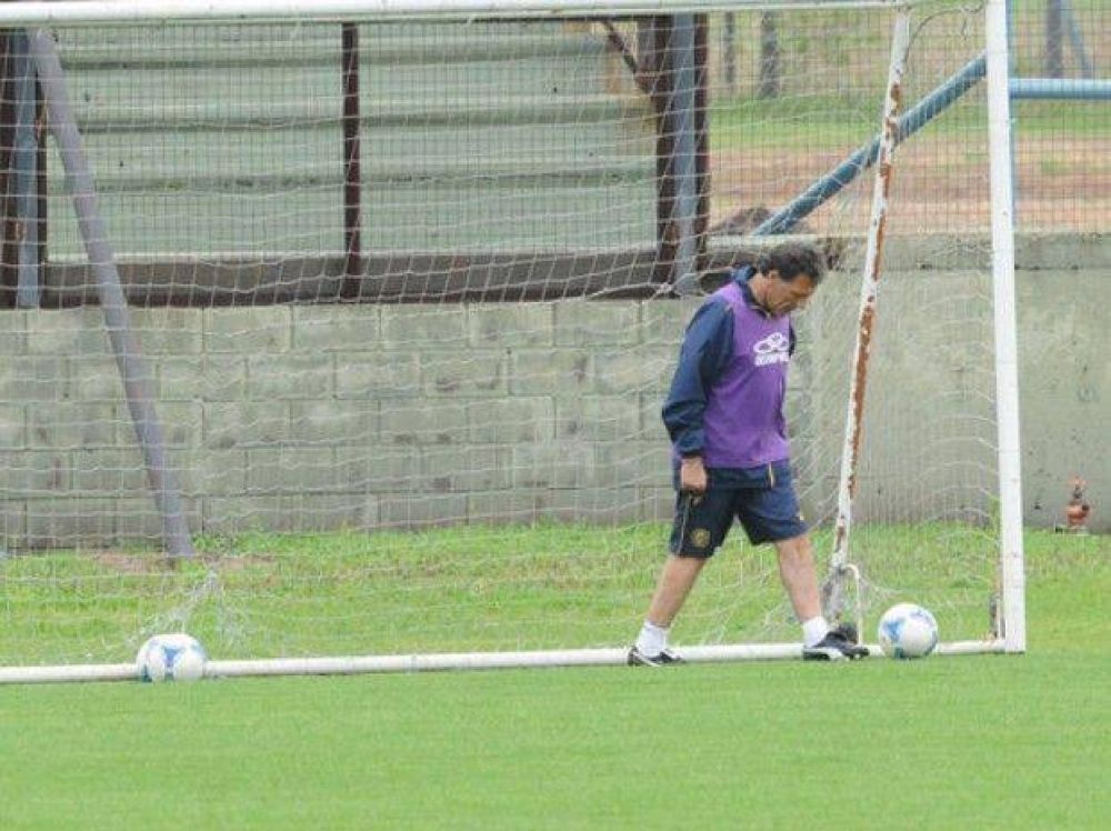 Central: Miguel Russo prueba y cree en el equipo