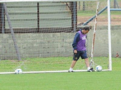 Central: Miguel Russo prueba y cree en el equipo