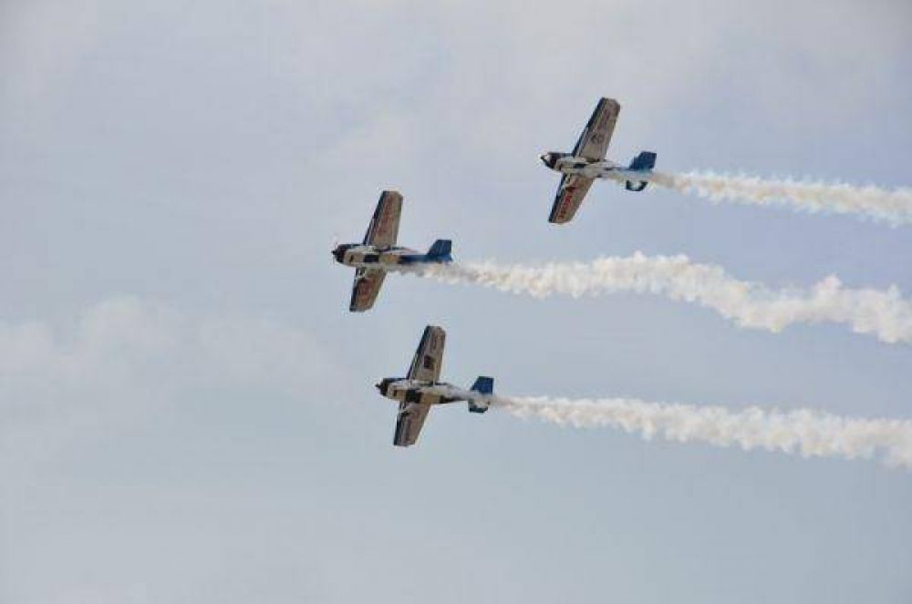 Espectacular cierre del Festival Aeron�utico en la Base Aeronaval