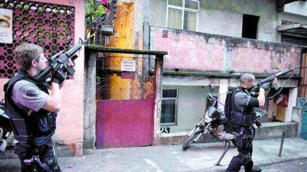 Dos mil polic�as y militares ocuparon dos violentas favelas de R�o