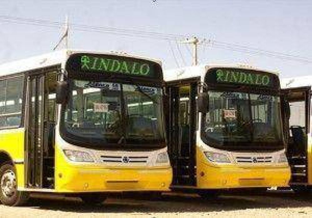 Vecinos retienen colectivo para pedir soluciones por la lluvia