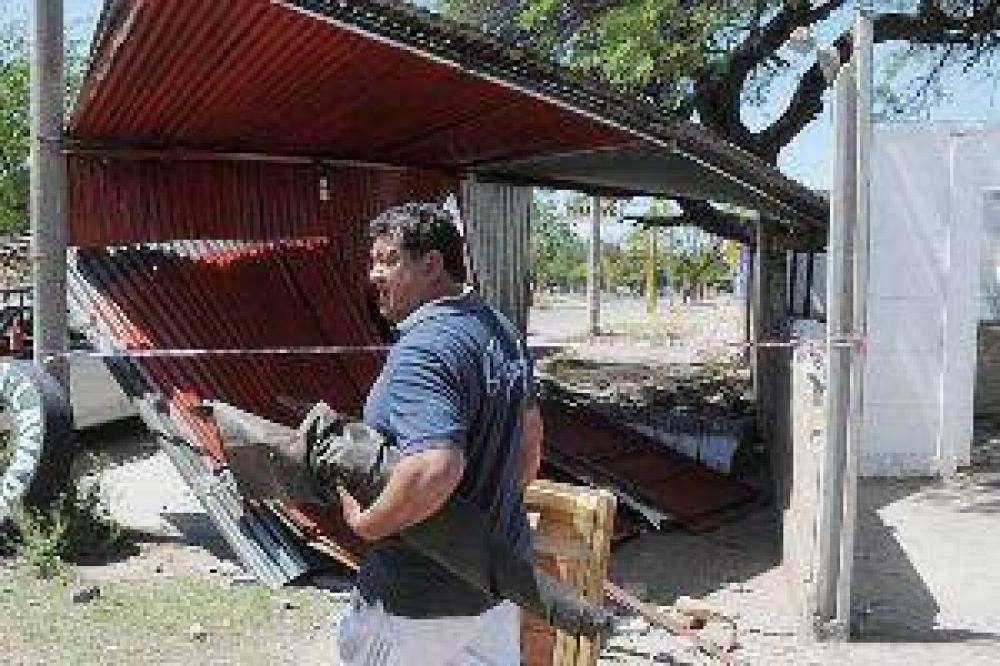 Viento de m�s de 60 Km por hora produjo destrozos en la capital