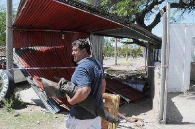 Viento de m�s de 60 Km por hora produjo destrozos en la capital