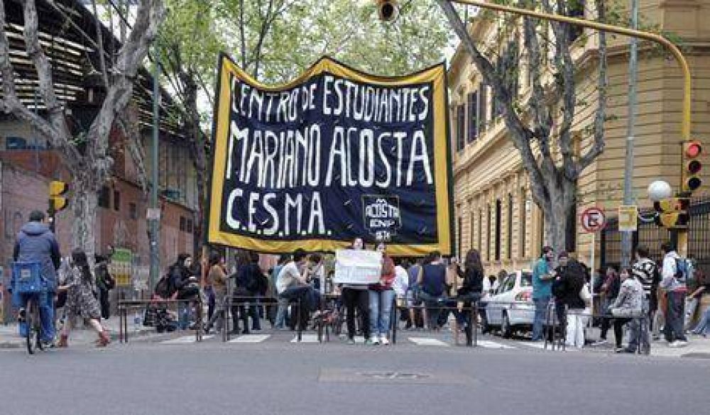 Alumnos levantan la toma en el Mariano Acosta, pero contin�a en otras 50 escuelas
