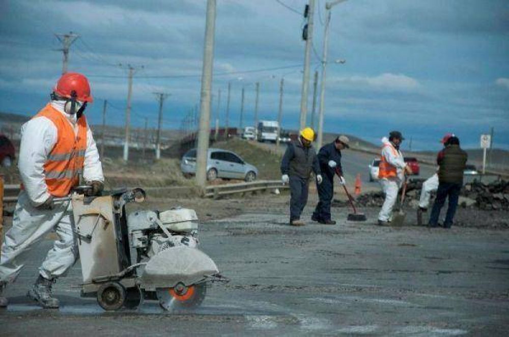 Comenzaron trabajos de bacheo en el tramo de acceso al puente Mosconi