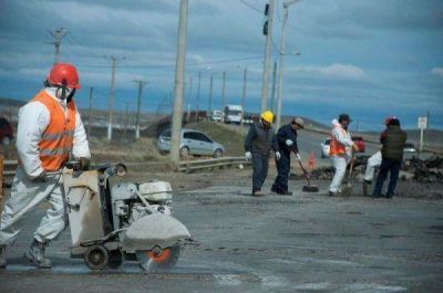 Comenzaron trabajos de bacheo en el tramo de acceso al puente Mosconi