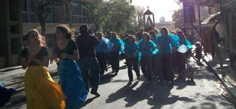 Alegre y colorida marcha en la visita de la Virgen al Colegio del Carmen