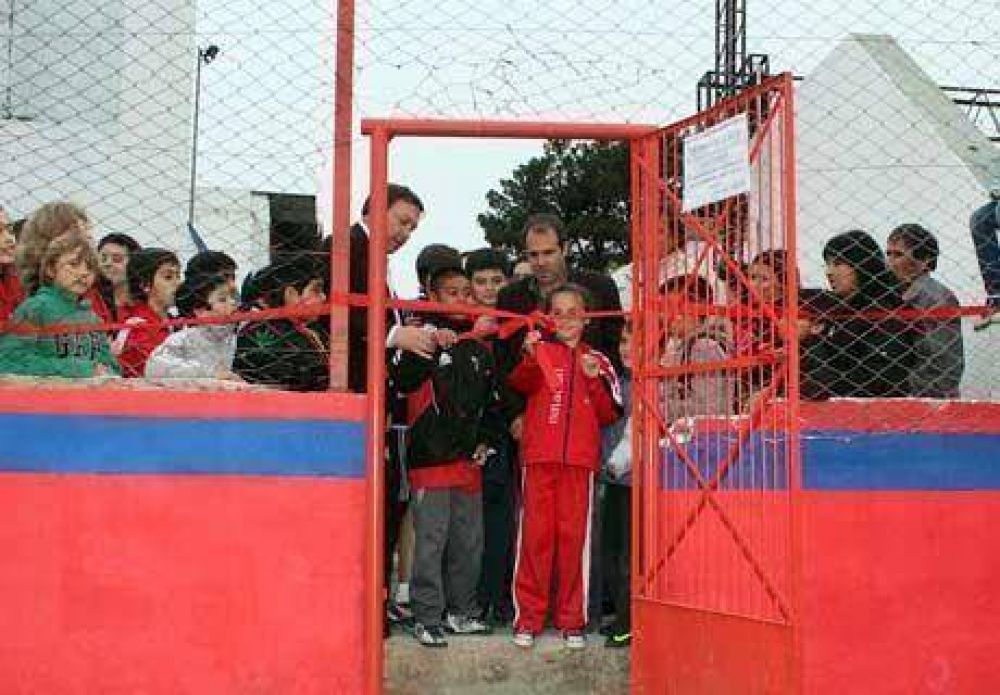 Inauguran canchas y prometen recursos para techado de natatorio en Viedma
