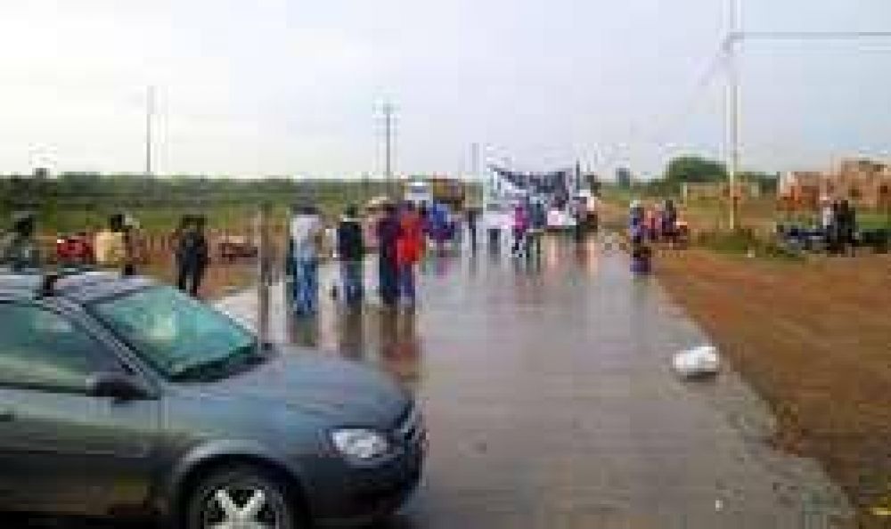Cortan la ruta y denuncian que patota intent� desalojarlos