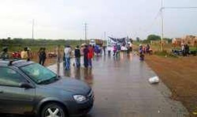 Cortan la ruta y denuncian que patota intent� desalojarlos