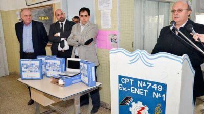 Entregaron netbooks en la Escuela 749