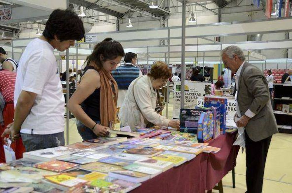 Finaliz� la 5� expo carreras y la 6� feria del libro en Lan�s 2012