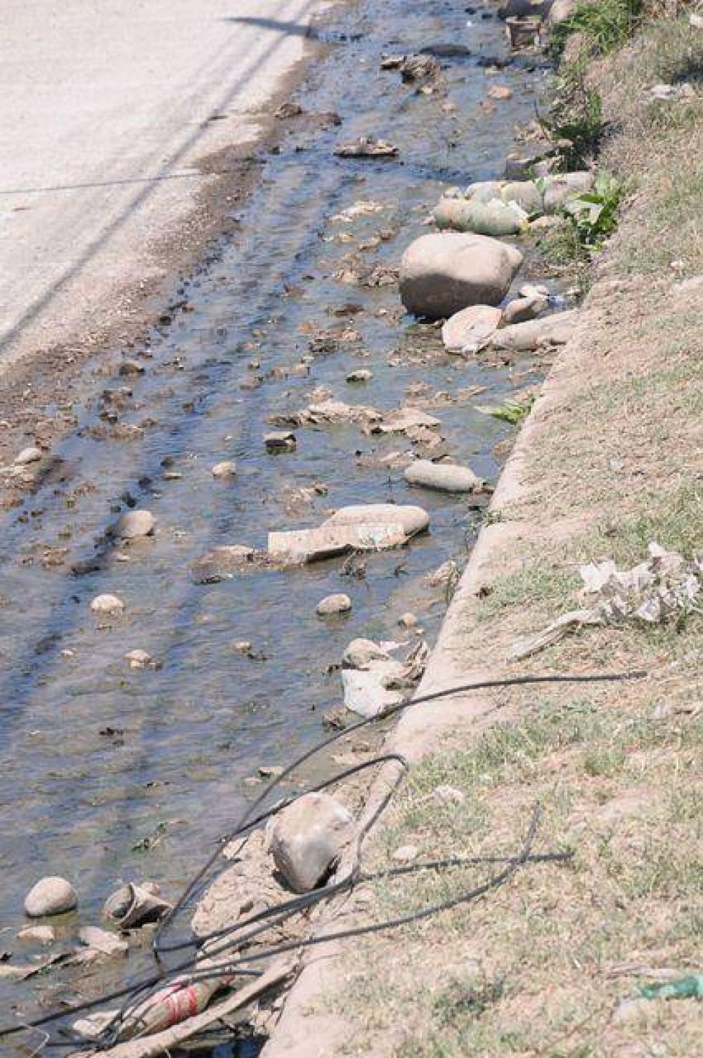 Vecinos reclaman arreglo y limpieza  De cordones cuneta 