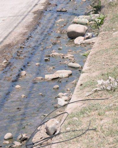 Vecinos reclaman arreglo y limpieza  De cordones cuneta 