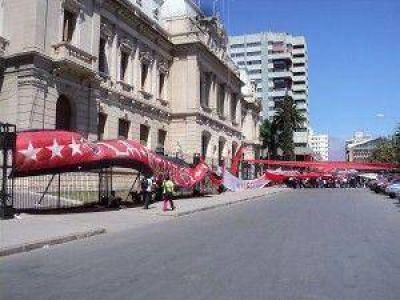 Alumnos de la EET N� 2 seguir�n con la toma del colegio y volver�an a clases ma�ana