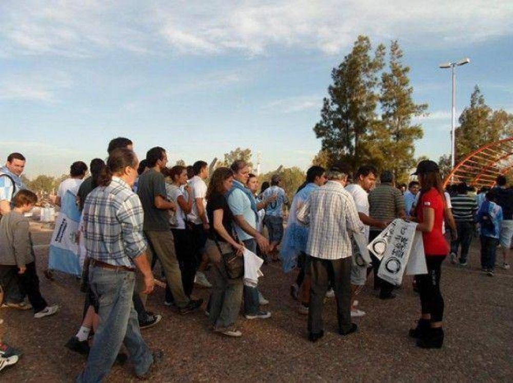 Carlos Paz reparti diez mil globos en el partido de la Seleccin en Mendoza