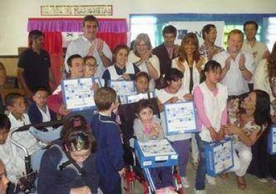 Entregan net books en Escuelas 501 y 502.