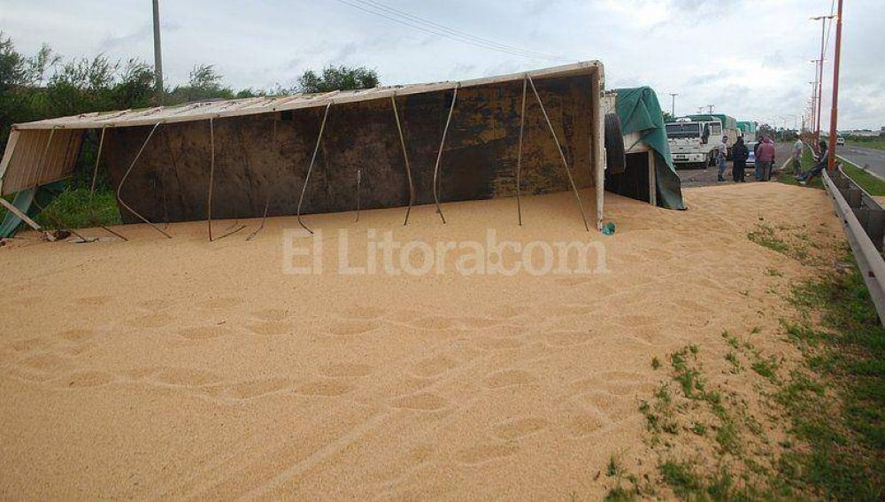 Volc� un cami�n en la circunvalaci�n oeste