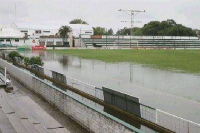 Consecuencias de la lluvia: el Colegio Amela suspendi� sus clases por mamposter�a ca�da y se inund� la cancha de Ferro	