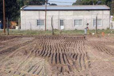 Comenzaron a trabajar en el terreno donde se construir� la nueva escuela secundaria