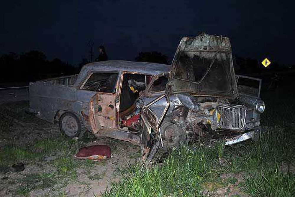Violento accidente entre dos autos: cuatro heridos
