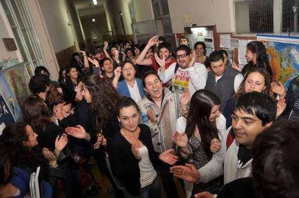 Se realiz� una movilizaci�n en contra del cierre del Profesorado de Geograf�a en el "Palmiro Bogliano"