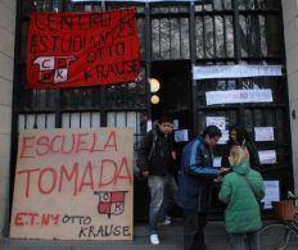 Los estudiantes confirmaron que levantan las tomas
