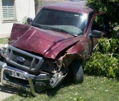 Un menor a bordo de una camioneta embisti� una propiedad