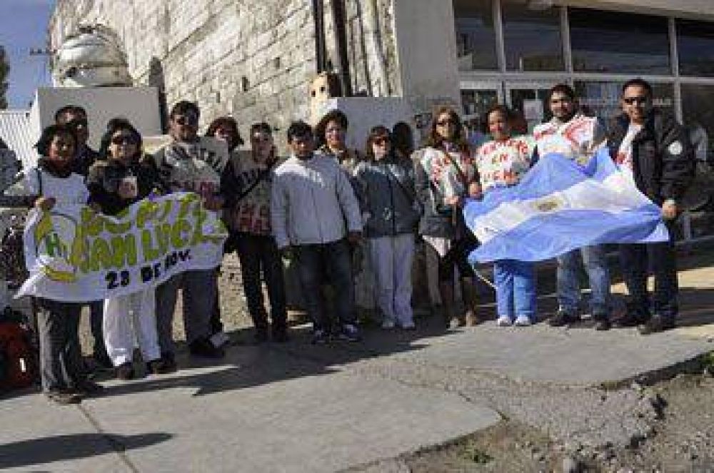 Enfermeros van al paro provincial y amenazan con extenderlo