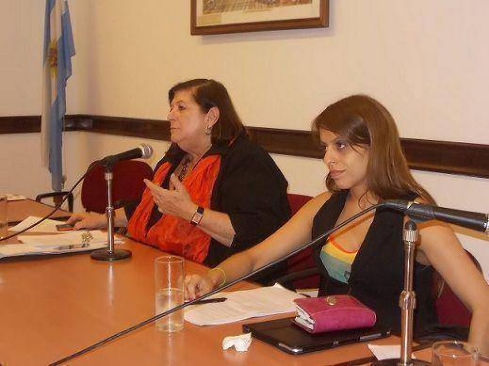 Storani, Alfons�n y Donda disertaron sobre la adopci�n en San Fernando