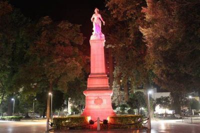 Iluminan de rosa estatuas y monumentos por el "Mes de la Lucha contra el C�ncer de Mama"