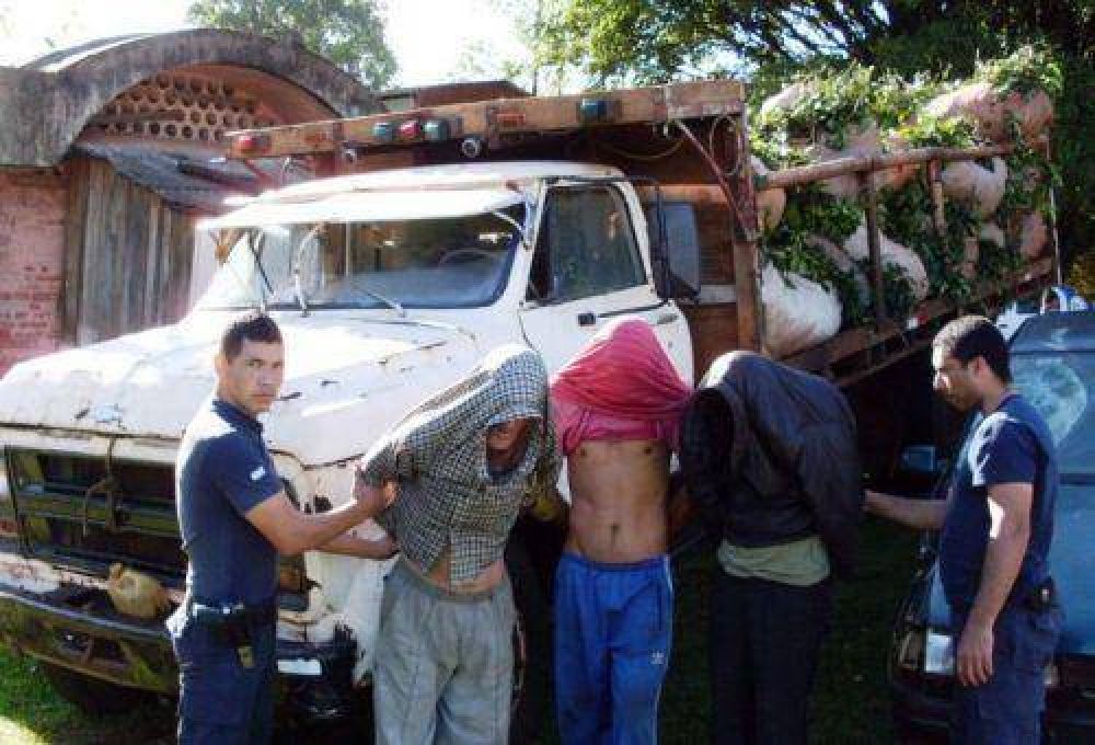 Fueron sorprendidos robando yerba mate