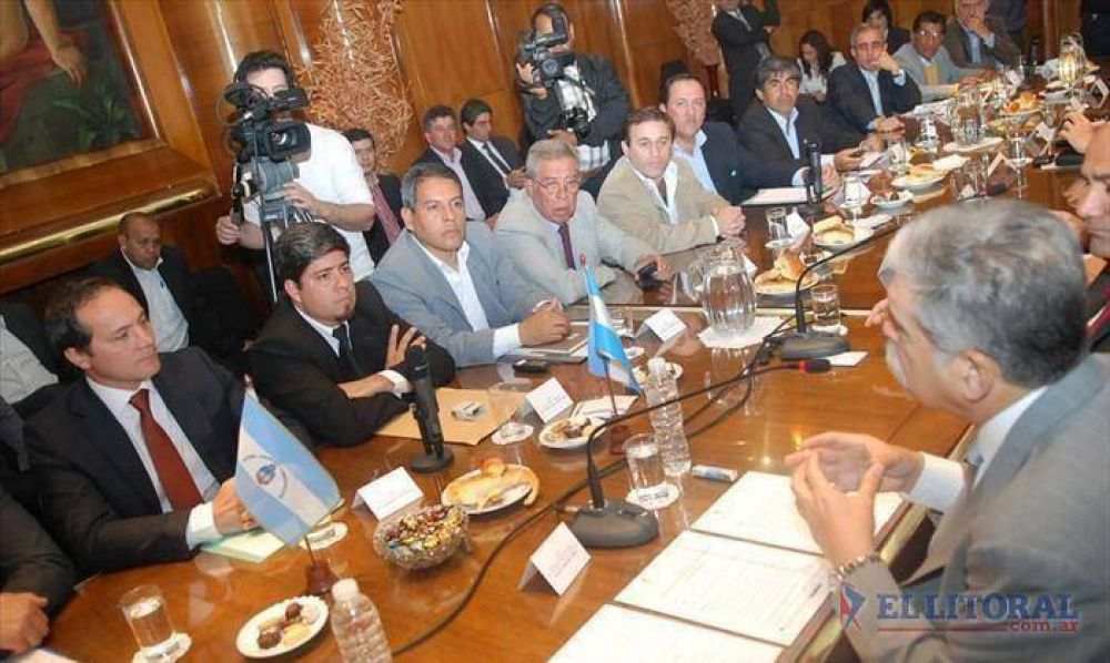 En reuni�n con intendentes, De Vido le hizo un gui�o a la candidatura de Camau