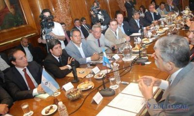 En reuni�n con intendentes, De Vido le hizo un gui�o a la candidatura de Camau