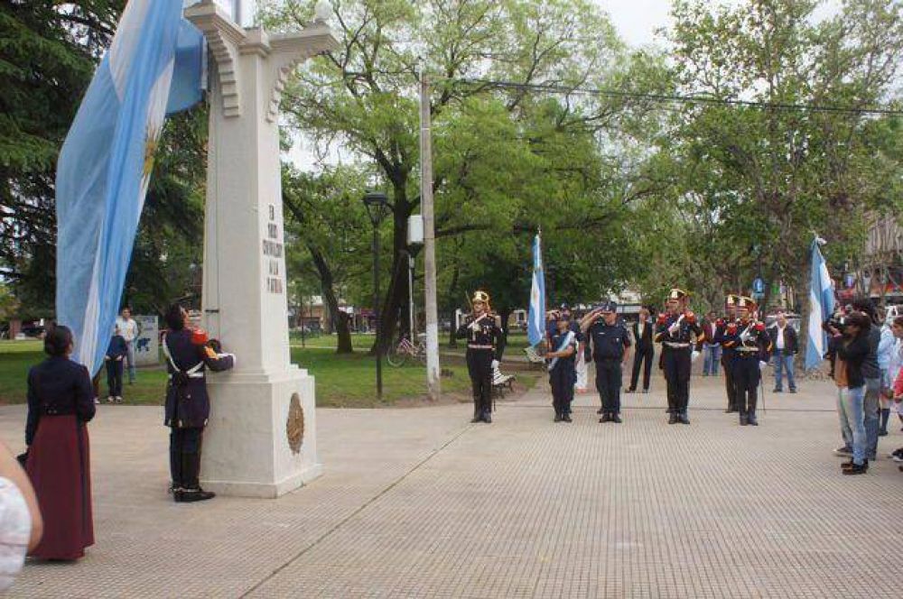 Los Granaderos izaron la Bandera Nacional 