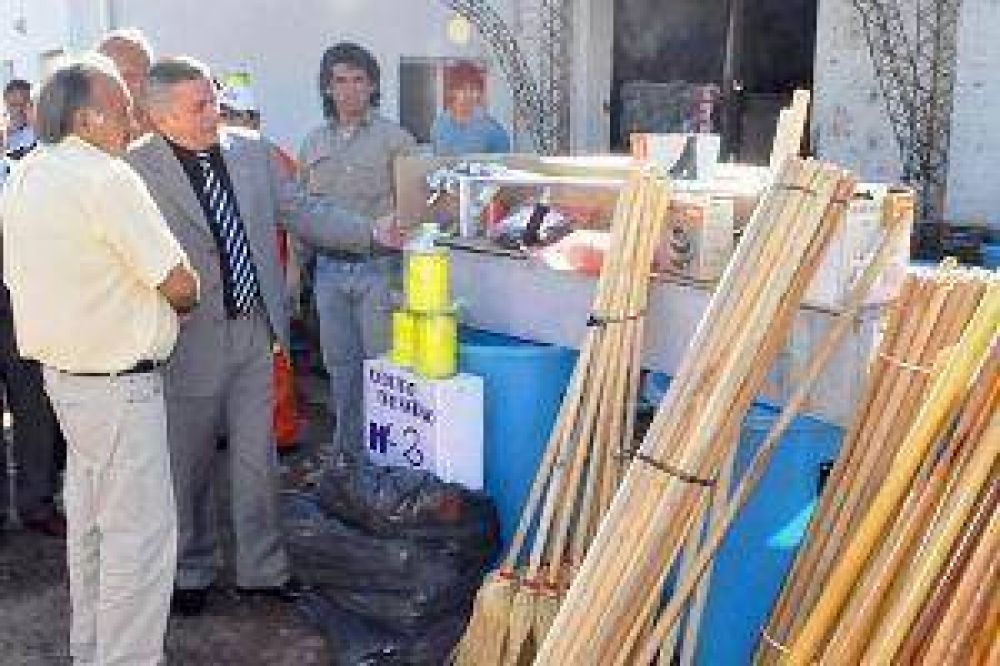 Infante entreg� herramientas de trabajo a empleados