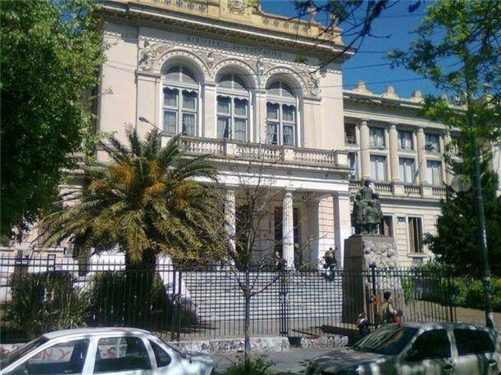 Los docentes y directivos cobrar�n sus sueldos atrasados entre octubre y noviembre