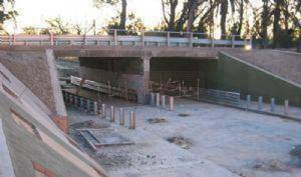 Ultiman detalles en el cruce vial de Salta y costanera