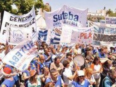 Tras el anuncio de paro, docentes bonaerenses marchan hacia la sede de Educaci�n