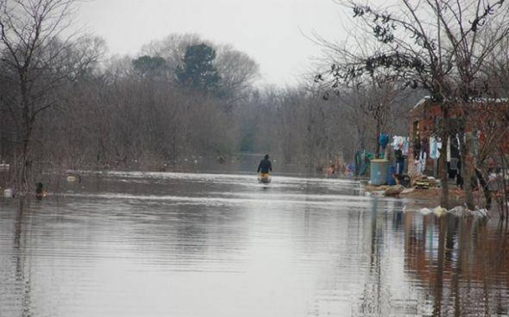 Por el desborde del Luj�n, hay 52 personas evacuadas en Pilar