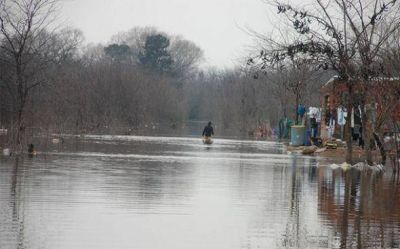 Por el desborde del Luj�n, hay 52 personas evacuadas en Pilar