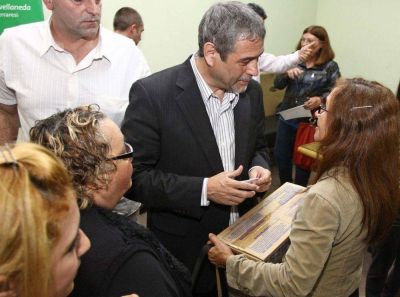 Ferraresi entreg� ayudas a vecinos e instituciones de Avellaneda