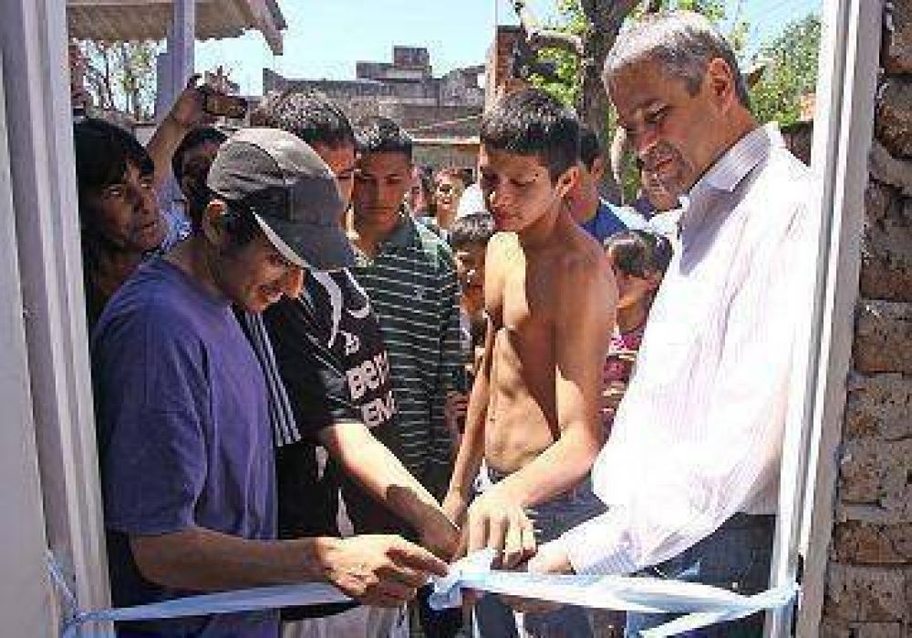 Avellaneda: Jorge Ferraresi inaugur� un taller de carpinter�a