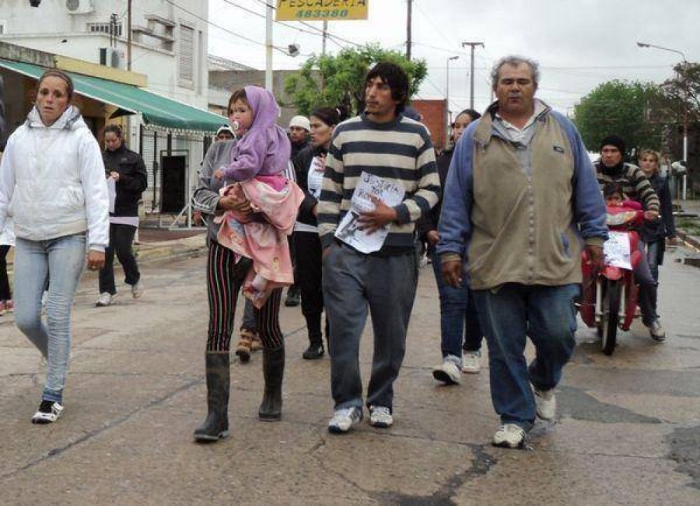 Marcha por Rom�n: La familia y amigos reclamaron en el Palacio Municipal.