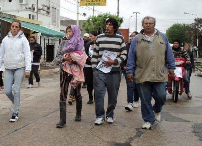 Marcha por Rom�n: La familia y amigos reclamaron en el Palacio Municipal.