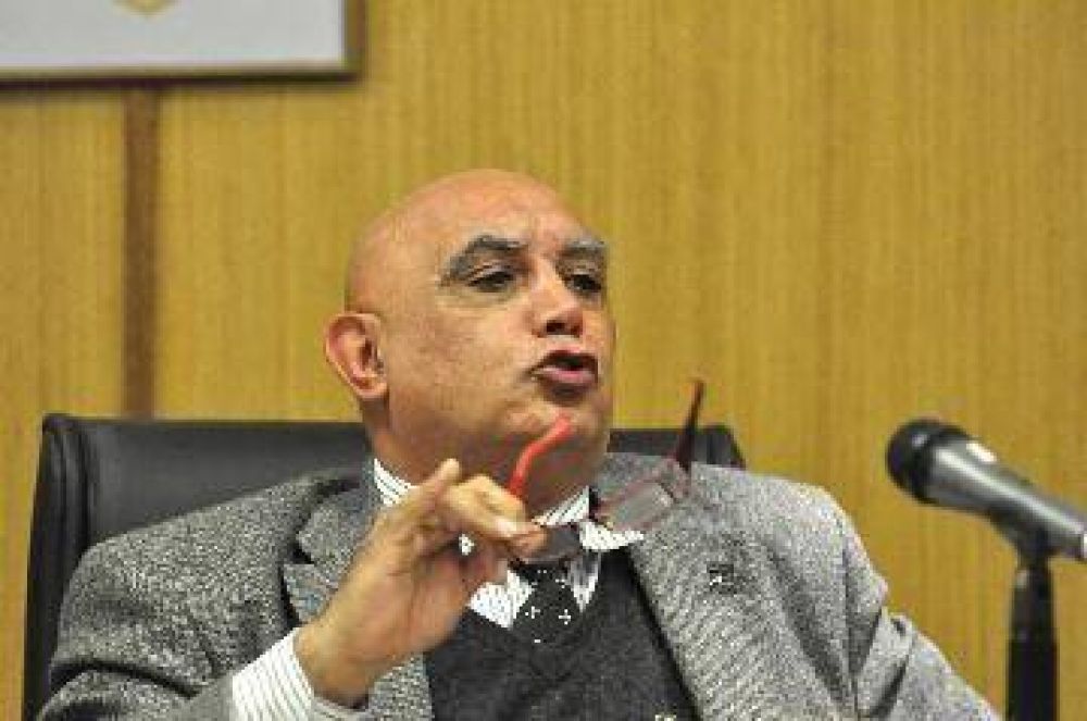Procesan a juez acusado de pegarle a su esposa