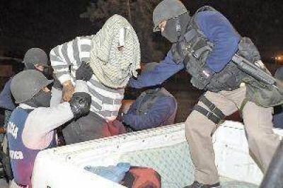 Secuestran armas y detienen a varias personas en gran operativo antidrogas