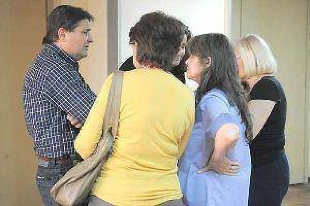En un crudo relato, testigo dijo que nunca olvidar� "el olor de los cuerpos quemados de nuestros compa�eros"