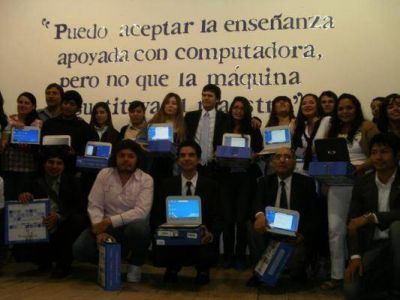 ANSES otorg� jubilaciones y entreg� netbooks en Bel�n